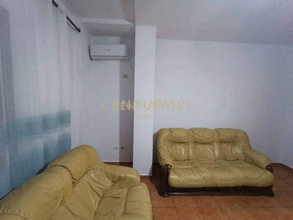 Tirane, jepet me qera apartament 4+1 Kati 3, 136 m² 550 € 