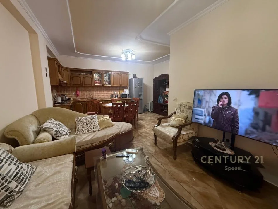 Tirane, jepet me qera apartament 1+1 Kati 4, 90 m² 450 € 