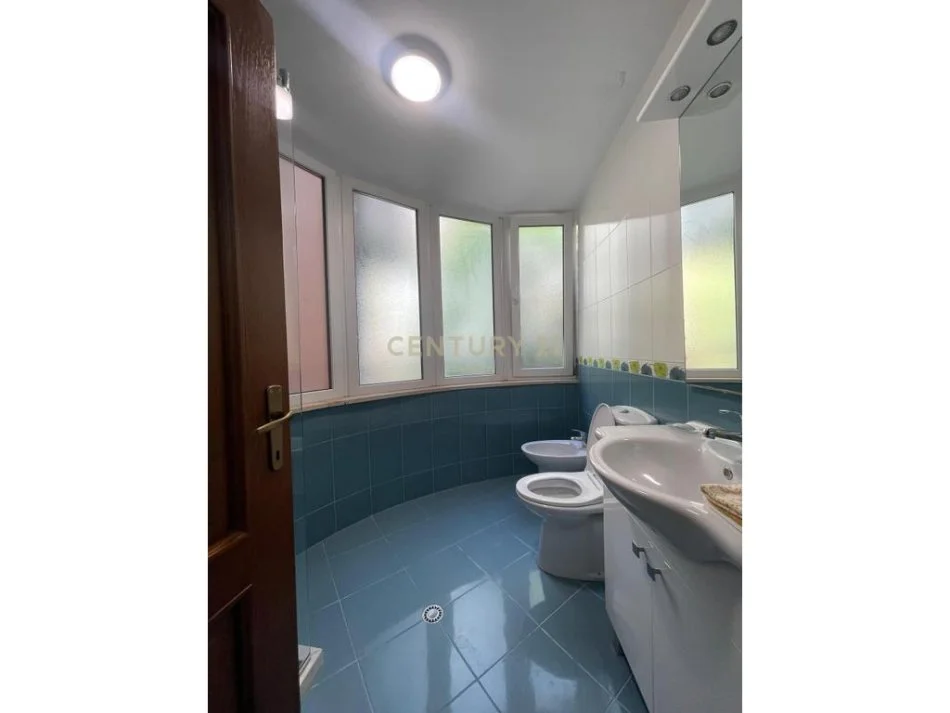 Tirane, jepet me qera apartament 2+1+Aneks+Ballkon Kati 2, 130 m² 800 € (Neom119700)