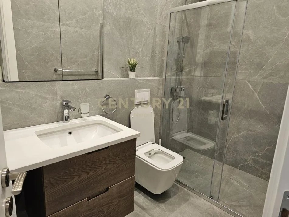 Tirane, jepet me qera apartament 2+1+Aneks+Ballkon Kati 2, 61 m² 1.000 € (Neom121376)