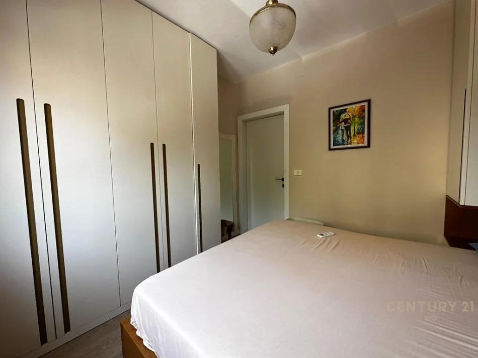 Tirane, jepet me qera apartament 2+1 , 73 m² 700 € (IRG121388)