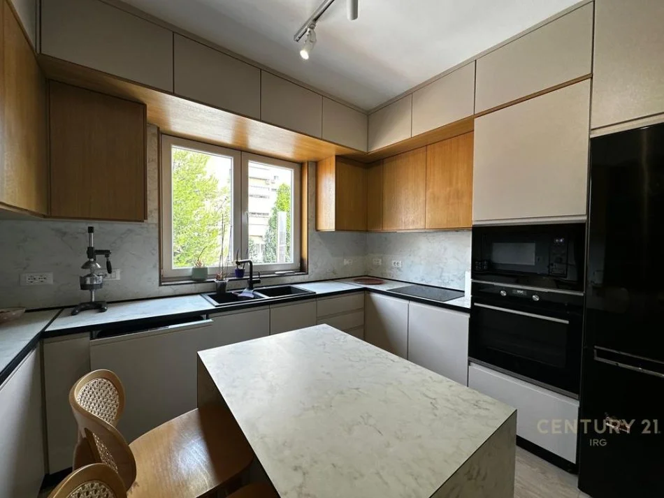 Tirane, jepet me qera apartament 2+1 , 73 m² 700 € (IRG121388)