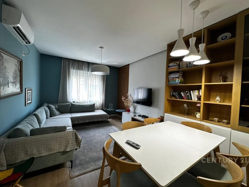 Tirane, jepet me qera apartament 2+1 , 73 m² 700 € (IRG121388)
