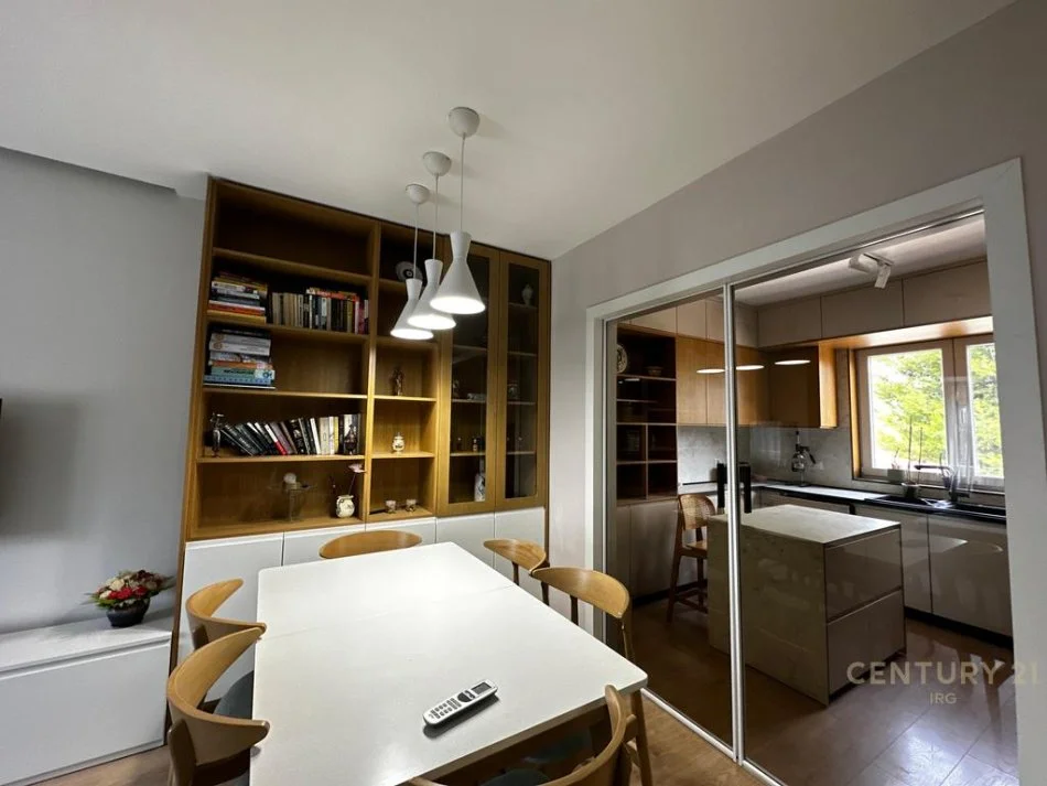 Tirane, jepet me qera apartament 2+1 , 73 m² 700 € (IRG121388)