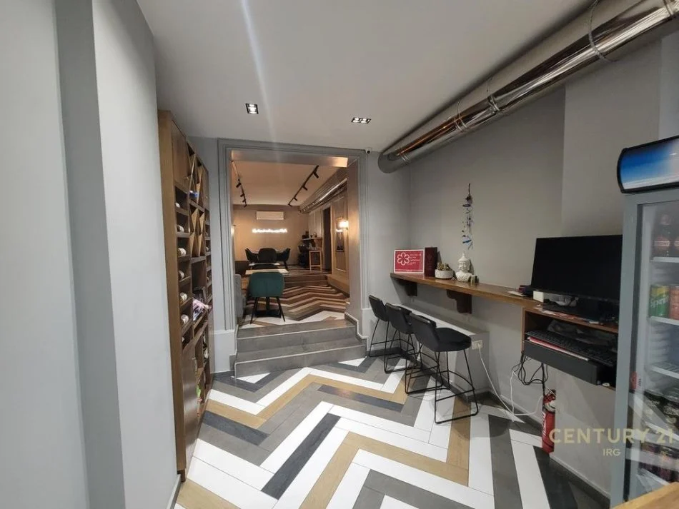 Tirane, jepet me qera dyqan Kati 0, 102 m² 2.000 € (Myslym Shyri)