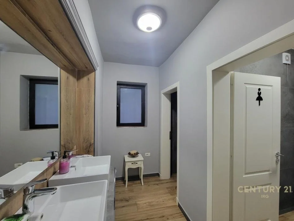 Tirane, jepet me qera dyqan Kati 0, 102 m² 2.000 € (Myslym Shyri)