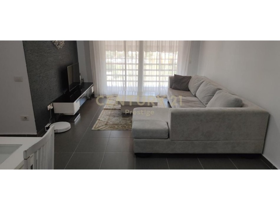 Tirane, jepet me qera apartament 2+1+Aneks+Ballkon Kati 6, 102 m² 650 € 