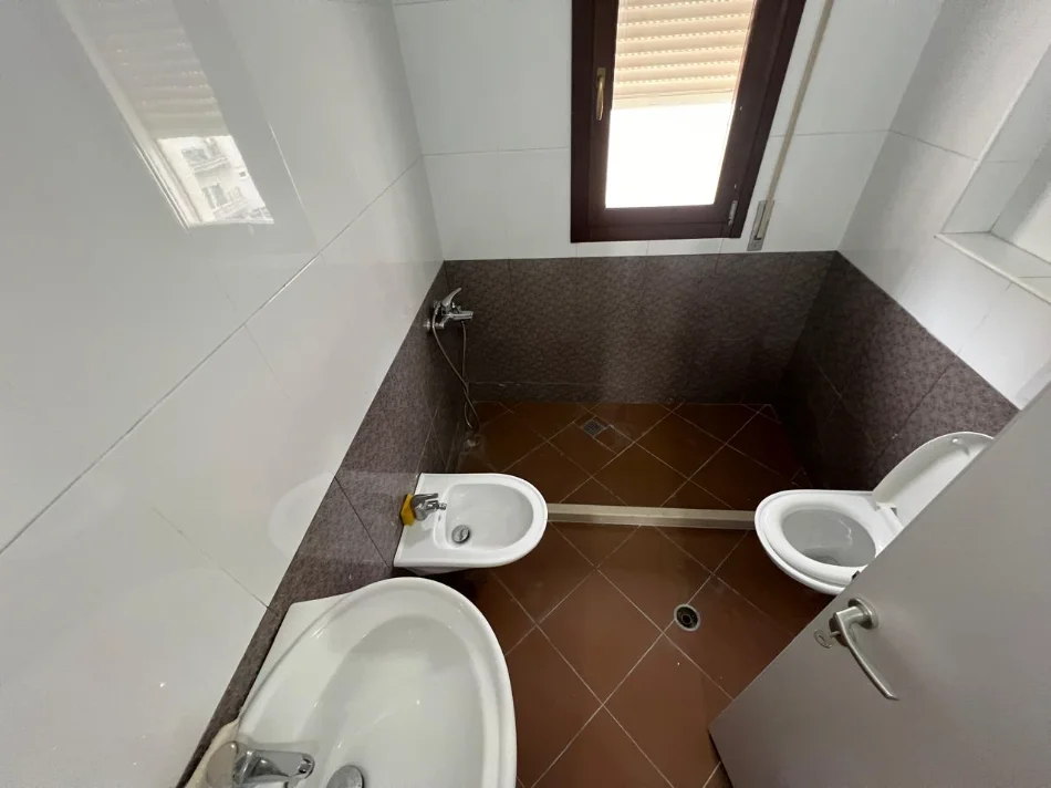 Tirane, shitet apartament 2+1+Ballkon Kati 5, 199 m² 235.000 € (Kopshti botanik)