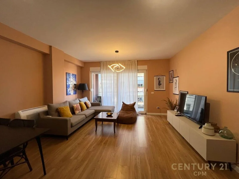 Tirane, jepet me qera apartament 2+1 Kati 5, 105 m² 1.500 € (Rr.e Barrikadave)