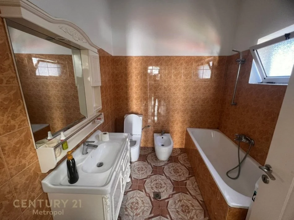 Tirane, jepet me qera apartament 2+1 Kati 3, 100 m² 700 € (Rruga e Kavajes)