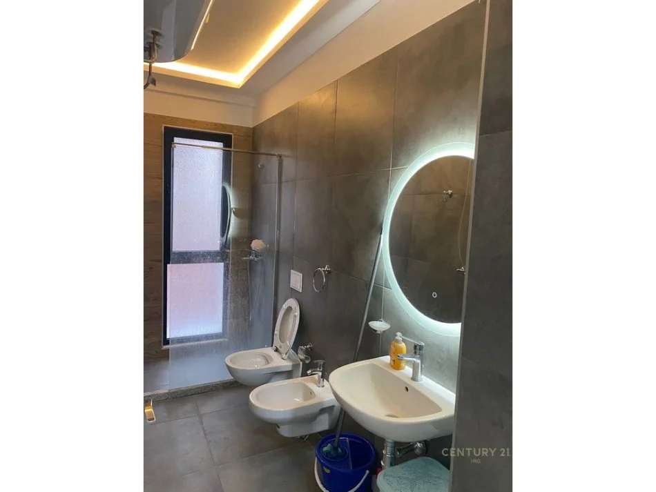 Tirane, jepet me qera apartament 2+1+Ballkon Kati 9, 70 m² 650 € (IRG121510)