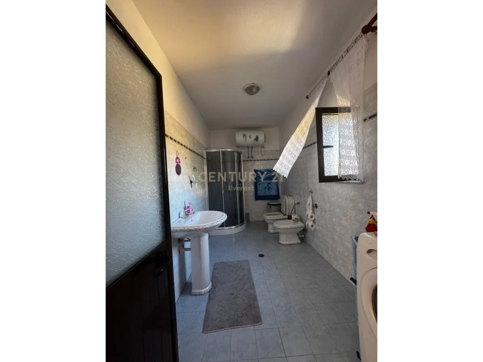 Tirane, jepet me qera apartament 2+1+Ballkon Kati 2, 85 m² 440 € (PAS KOMPLEKSIT ALUNA)