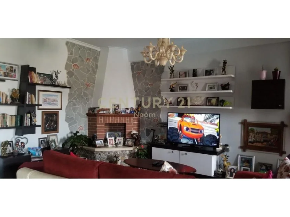 Tirane, jepet me qera apartament 3+1 Kati 4, 130 m² 600 € 