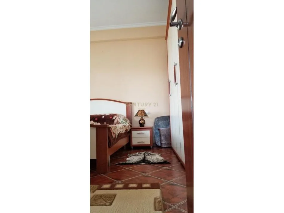 Tirane, jepet me qera apartament 3+1 Kati 4, 130 m² 600 € 