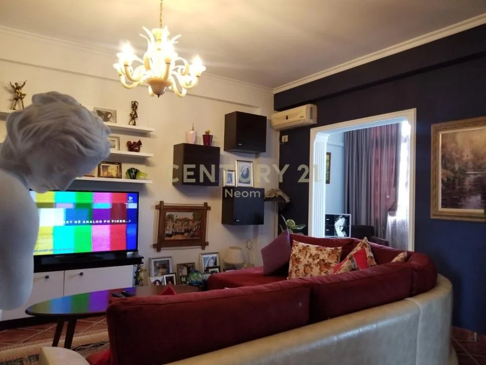 Tirane, jepet me qera apartament 3+1 Kati 4, 130 m² 600 € 
