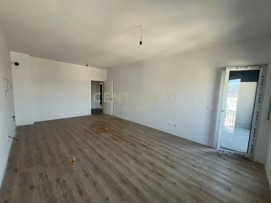 Shqiperi, shitet apartament 2+1+Ballkon Kati 3, 113 m² 103.200 € (qender kamez)