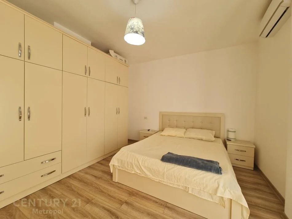 Tirane, jepet me qera apartament 2+1+Ballkon Kati 8, 115 m² 800 € (Metropol121334)