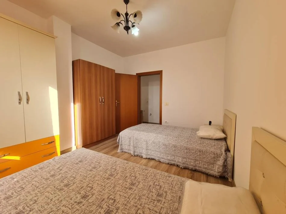 Tirane, jepet me qera apartament 2+1+Ballkon Kati 8, 115 m² 800 € (Metropol121334)