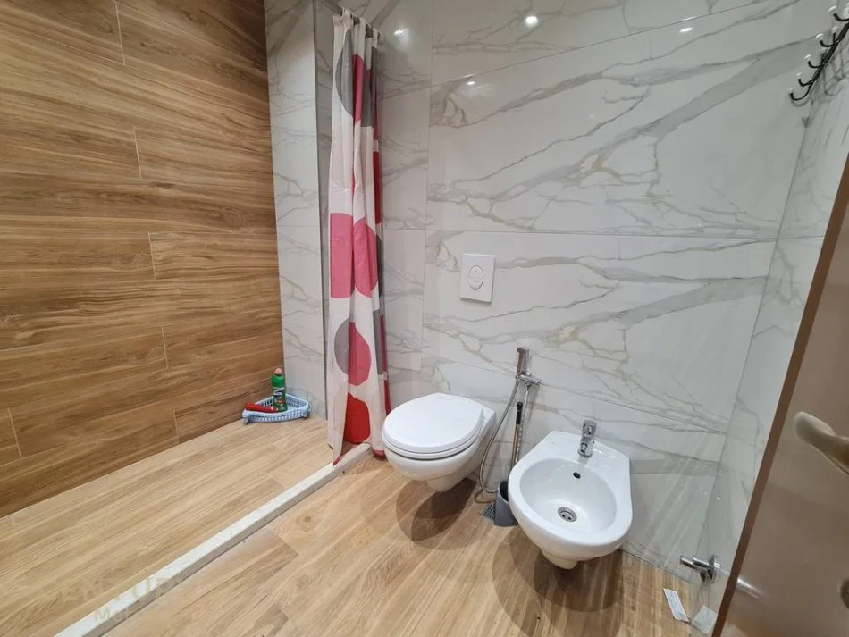 Tirane, jepet me qera apartament 2+1+Ballkon Kati 8, 115 m² 800 € (Metropol121334)