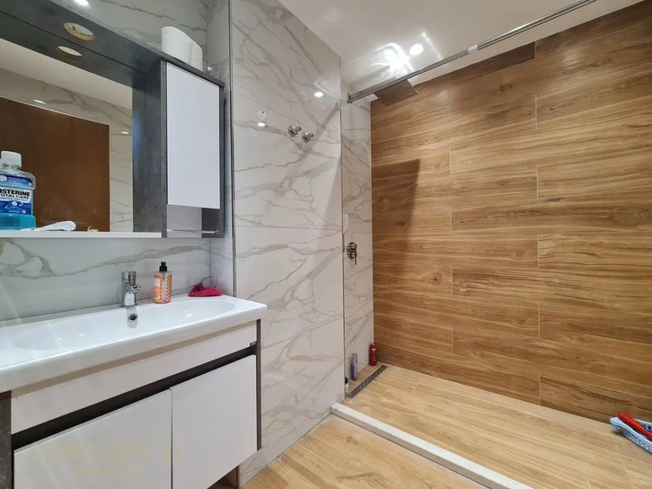 Tirane, jepet me qera apartament 2+1 Kati 8, 115 m² 800 € (ZOGU I ZI)