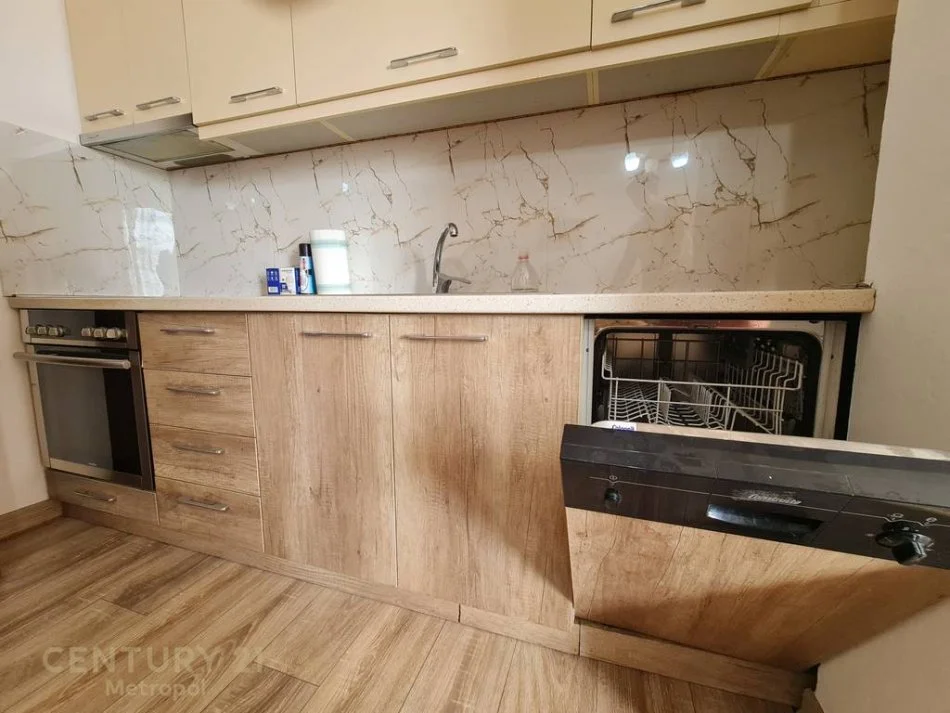 Tirane, jepet me qera apartament 2+1+Ballkon Kati 8, 115 m² 800 € (Metropol121334)