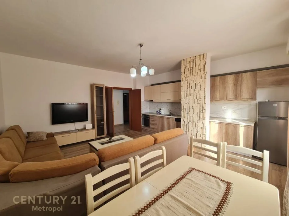 Tirane, jepet me qera apartament 2+1+Ballkon Kati 8, 115 m² 800 € (Metropol121334)