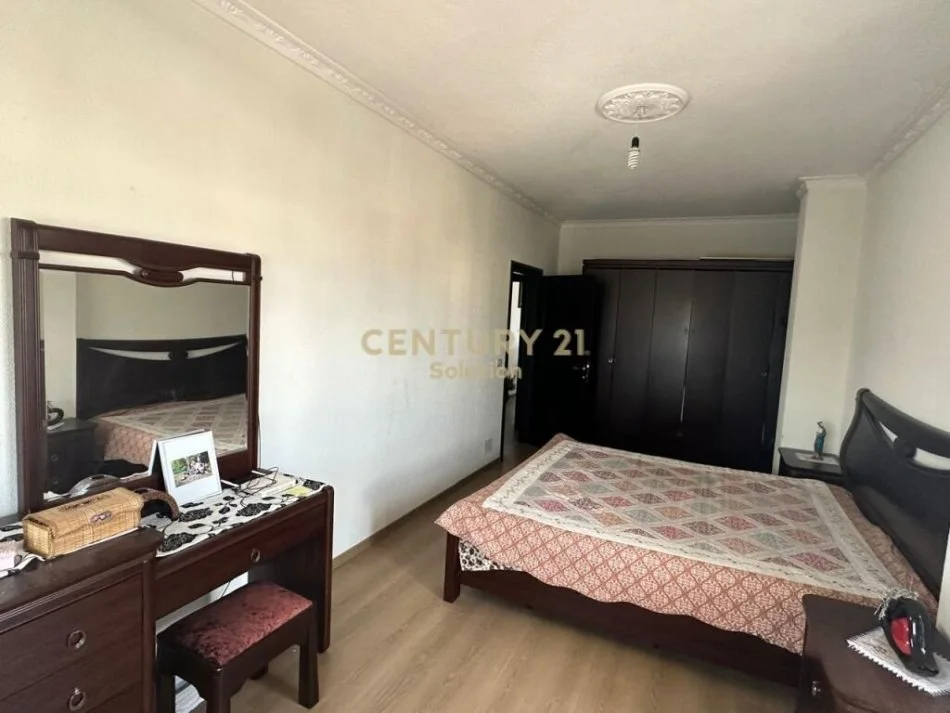 Tirane, jepet me qera 2+1 , 120 m² 320 € 