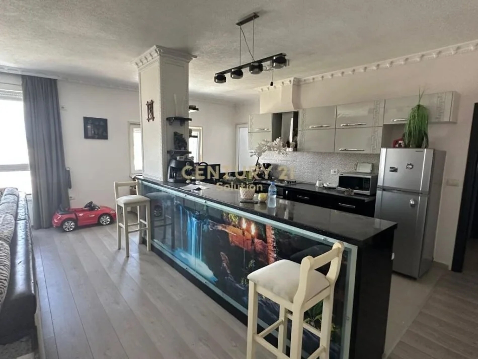 Tirane, jepet me qera 2+1 , 120 m² 320 € 