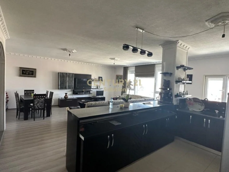Tirane, jepet me qera 2+1 , 120 m² 320 € 