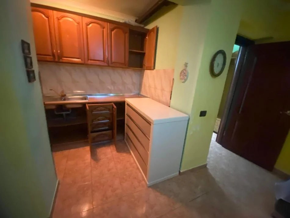 Tirane, jepet me qera apartament 2+1 Kati 1, 90 m² 450 € (Kinostudio)