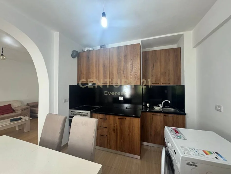 Tirane, jepet me qera apartament 1+1 Kati 3, 55 m² 400 € 
