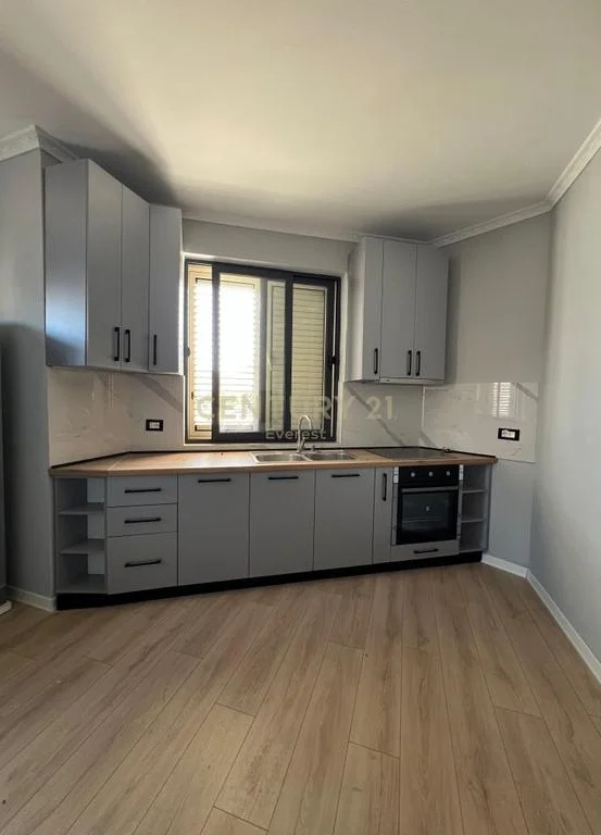 Tirane, jepet me qera apartament 1+1 Kati 3, 55 m² 550 € (Rr.Durresit)