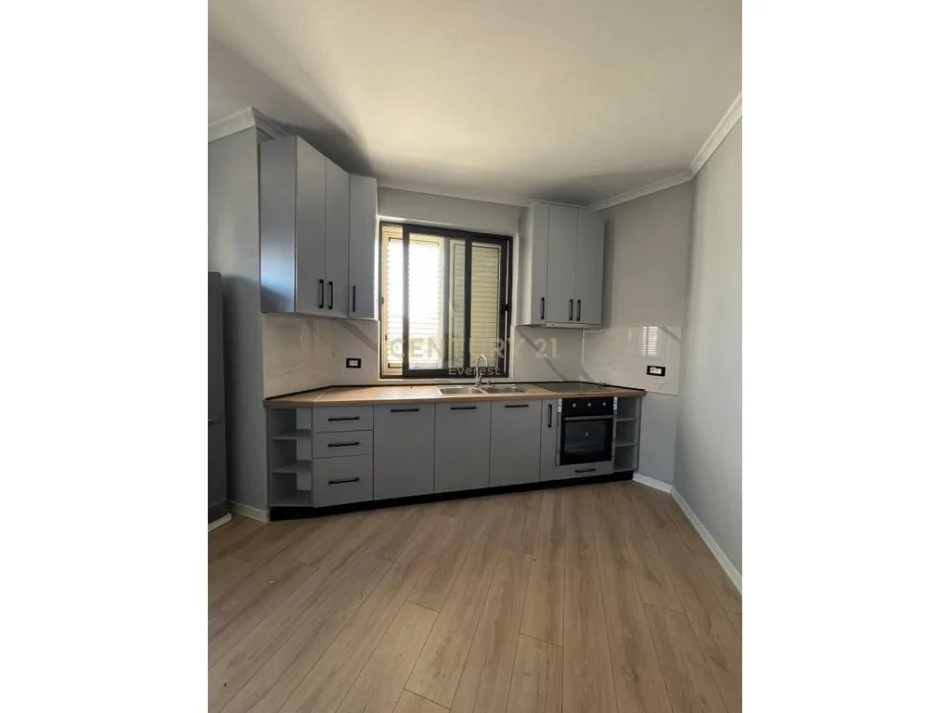Tirane, jepet me qera apartament 1+1 Kati 3, 55 m² 550 € (prane Ministrise se Arsimit)