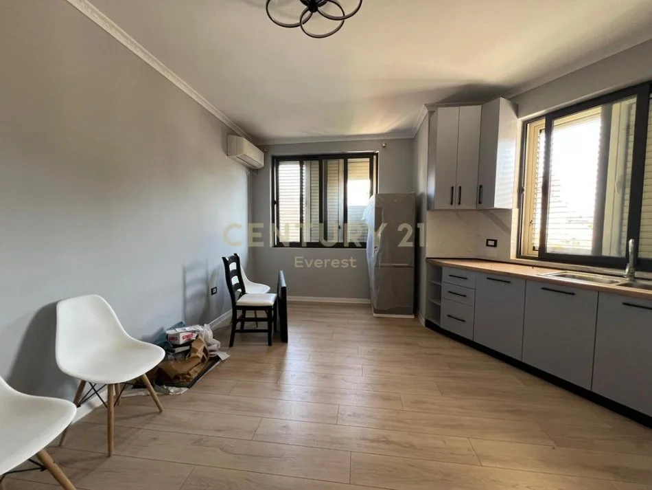 Tirane, jepet me qera apartament 1+1 Kati 3, 55 m² 550 € (prane Ministrise se Arsimit)