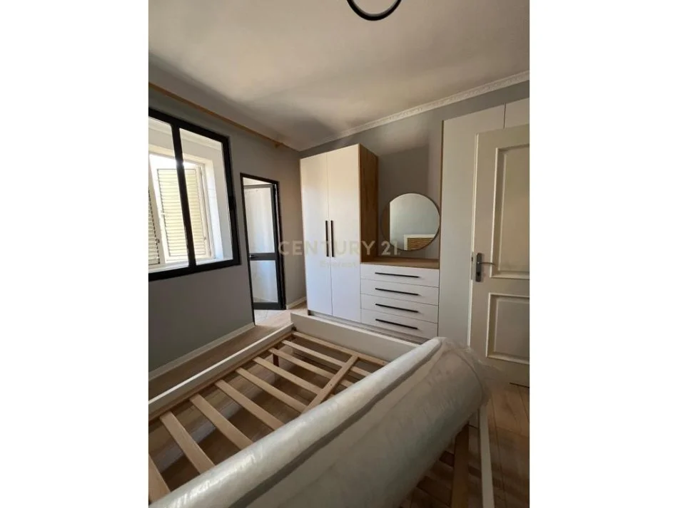 Tirane, jepet me qera apartament 1+1 Kati 3, 55 m² 550 € (prane Ministrise se Arsimit)