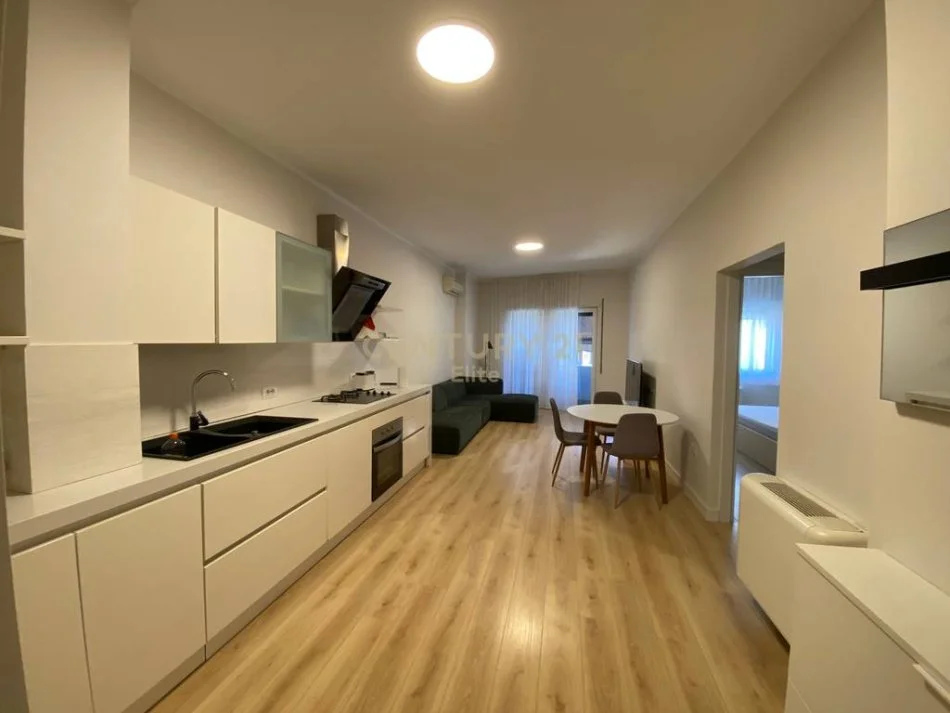 Tirane, jepet me qera apartament 1+1 Kati 2, 70 m² 700 € (Pazari i Ri)