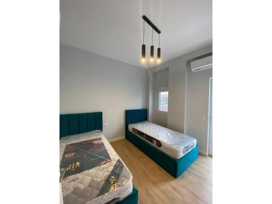 Tirane, jepet me qera apartament 2+1 Kati 1, 75 m² 700 € 