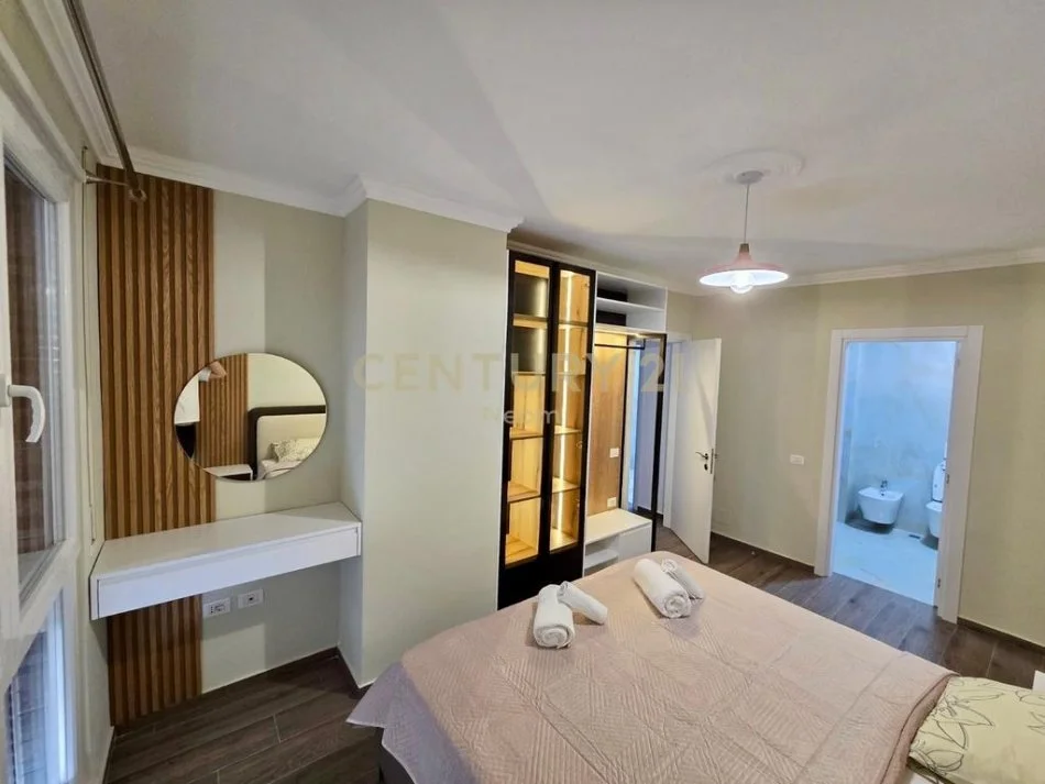 Tirane, jepet me qera apartament 2+1+Aneks+Ballkon Kati 5, 110 m² 650 € (Neom121882)