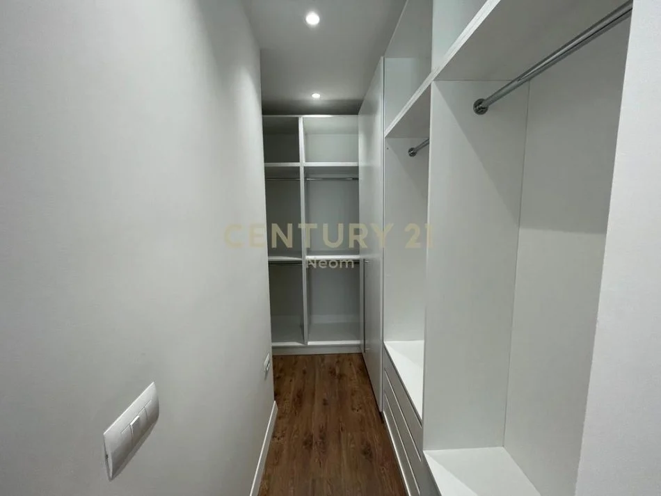 Tirane, jepet me qera apartament 2+1 Kati 1, 77 m² 