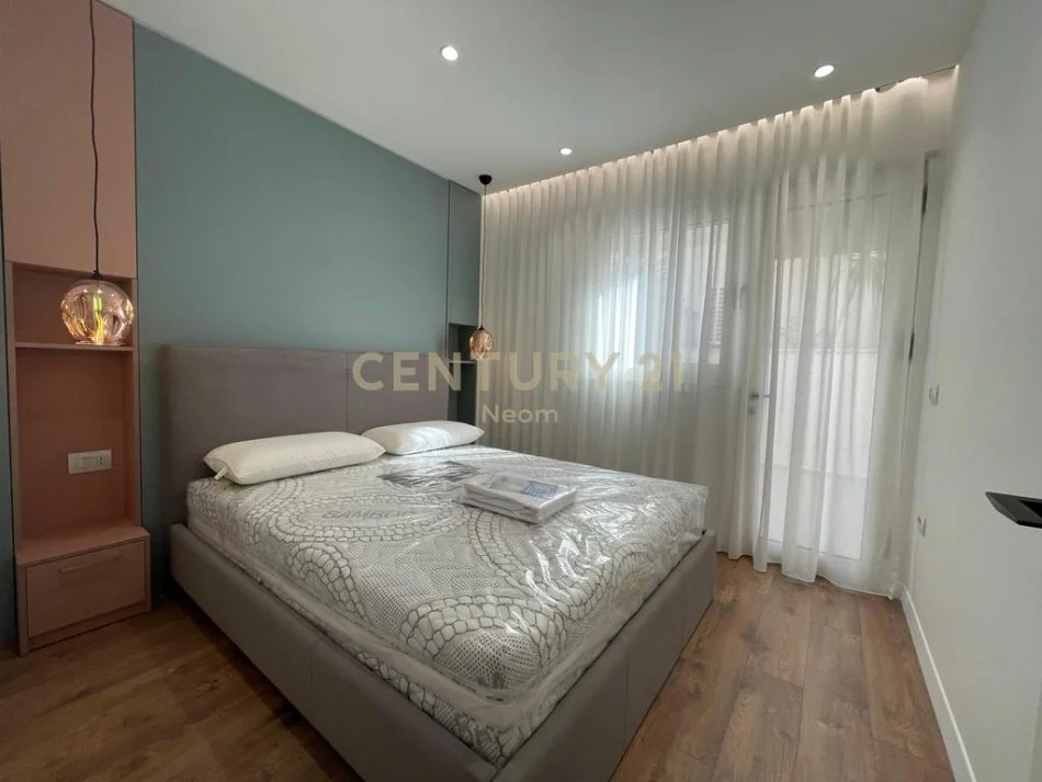 Tirane, jepet me qera apartament 2+1 Kati 1, 77 m² 