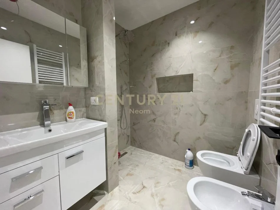 Tirane, jepet me qera apartament 2+1 Kati 1, 77 m² 