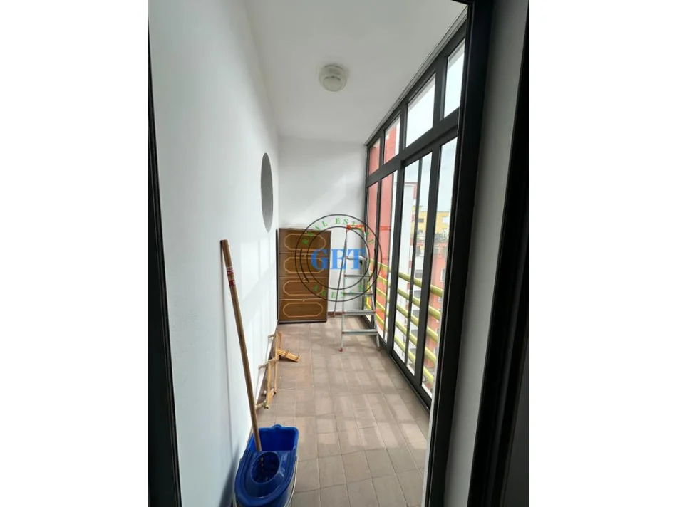 Durres, jepet me qera apartament 2+1 Kati 8, 80 m² 420 € (pranë Shkollës “Bajram Curri”)