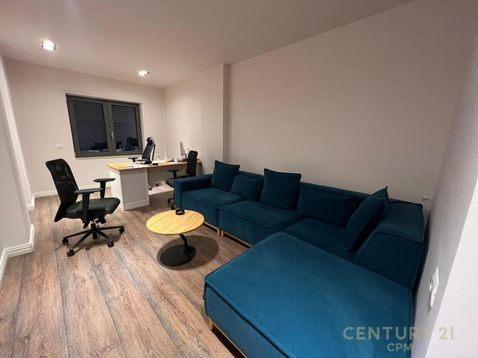 Tirane, jepet me qera zyre Kati 7, 170 m² 2.000 € (Zogu i Zi)