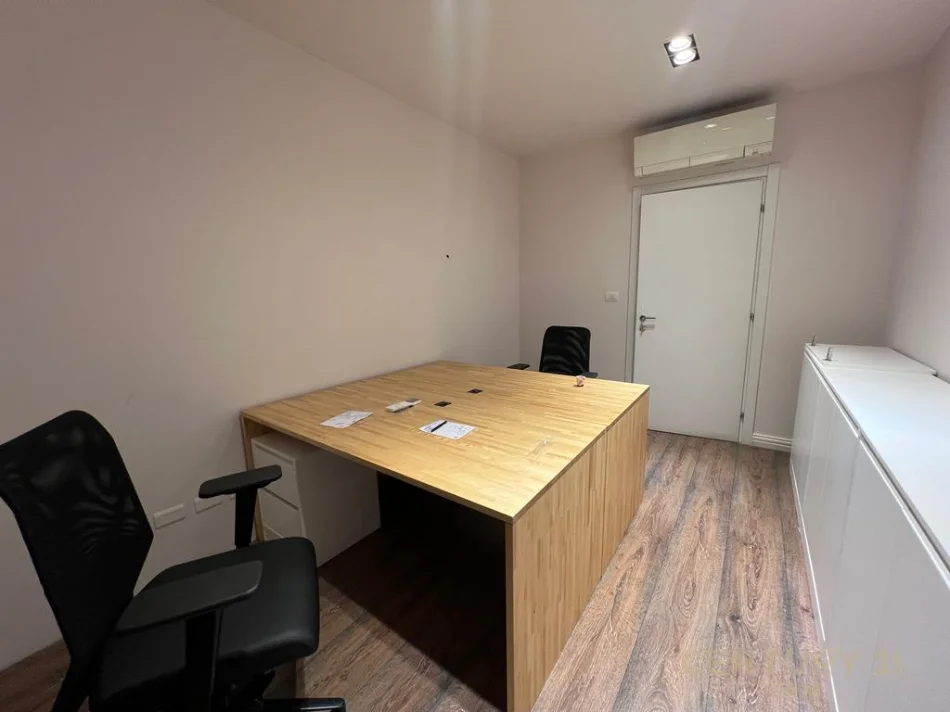 Tirane, jepet me qera zyre Kati 7, 170 m² 2.000 € (Zogu i Zi)