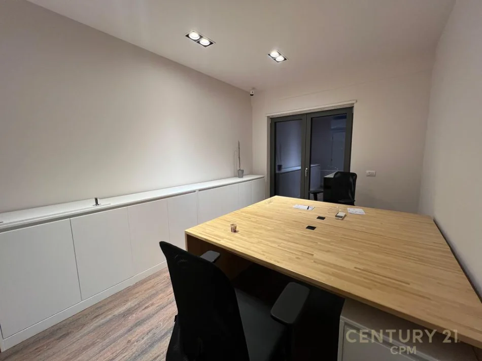 Tirane, jepet me qera zyre Kati 7, 170 m² 2.000 € (Zogu i Zi)
