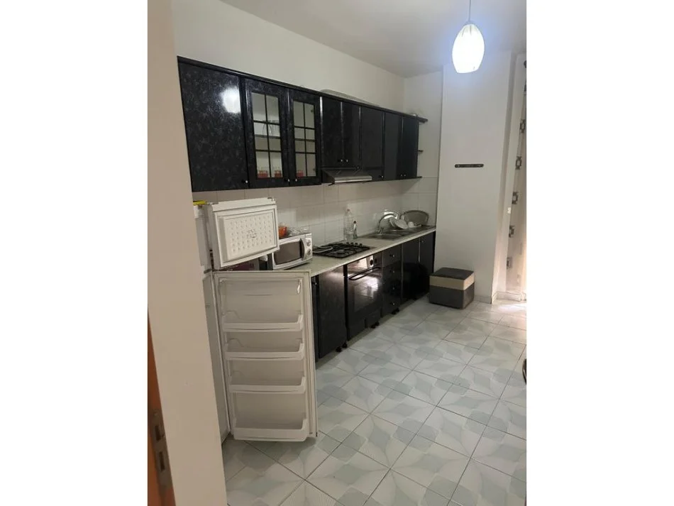 Tirane, jepet me qera apartament 2+1 Kati 1, 130 m² 500 € 