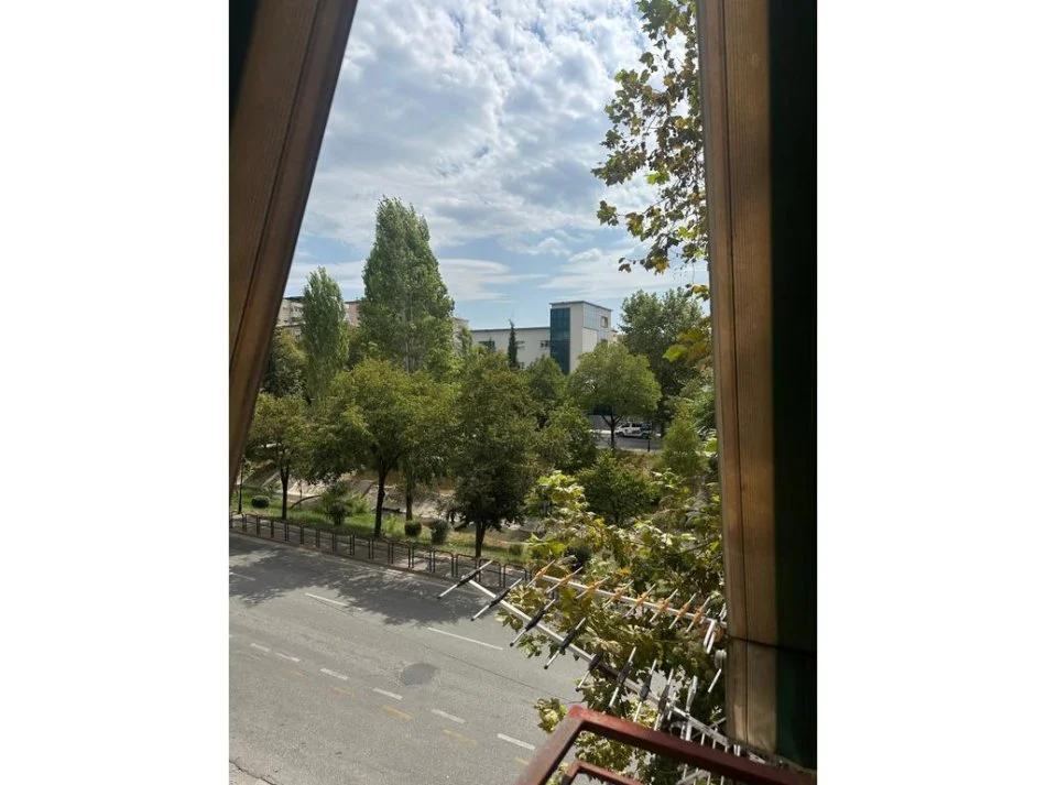 Tirane, jepet me qera apartament 2+1 Kati 1, 130 m² 500 € 