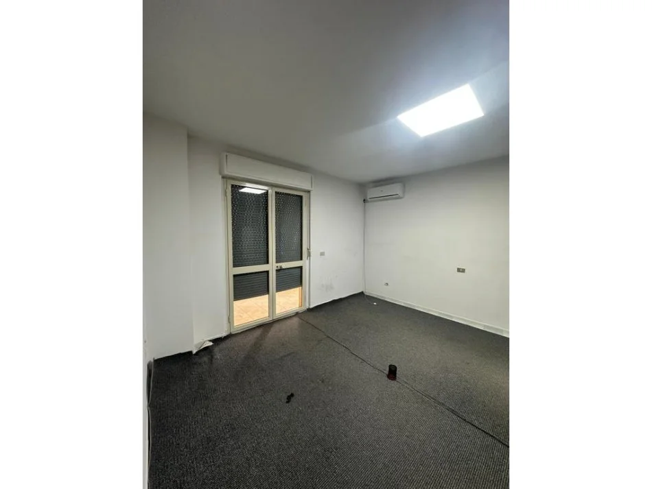 Tirane, jepet me qera apartament 2+1 Kati 1, 130 m² 500 € 
