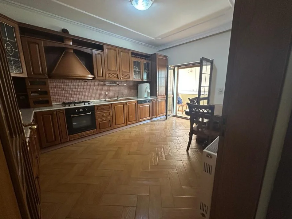 Tirane, jepet me qera apartament duplex 3+1+Ballkon Kati 3, 160 m² 1.000 € 