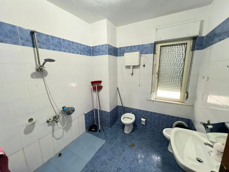Tirane, jepet me qera apartament 2+1 Kati 2, 130 m² 500 € (Ministrisë së Jashtme)